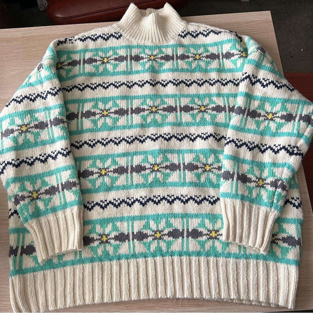 American Eagle Patterned Turtleneck Size L